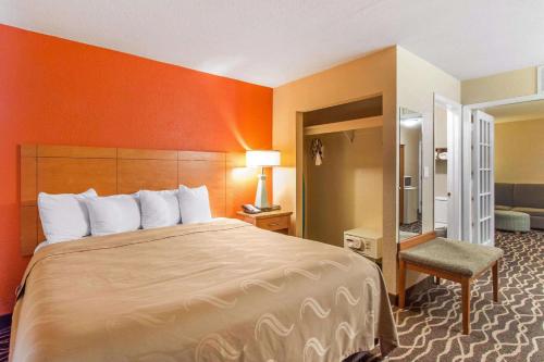 圣安东尼奥Quality Inn & Suites I-35 near Frost Bank Center的酒店客房带一张大床和一把椅子