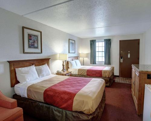 新布朗费尔斯新布劳恩费尔斯罗德威旅馆的酒店客房设有两张床和窗户。