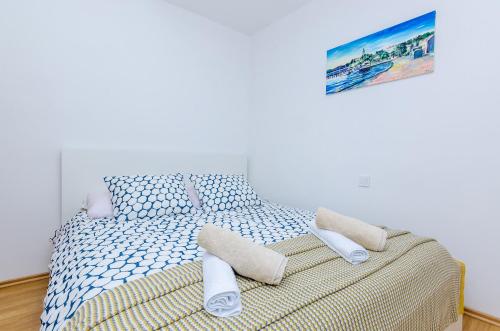杜布罗夫尼克博兹卡公寓的一间卧室配有带毛巾的床