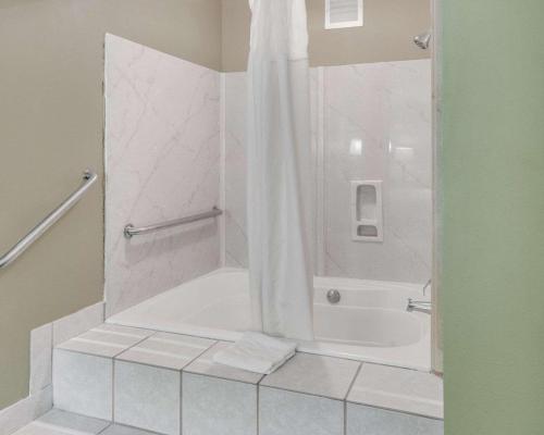 Mount Pleasant宜人山品质酒店的浴室配有浴缸和淋浴及浴帘