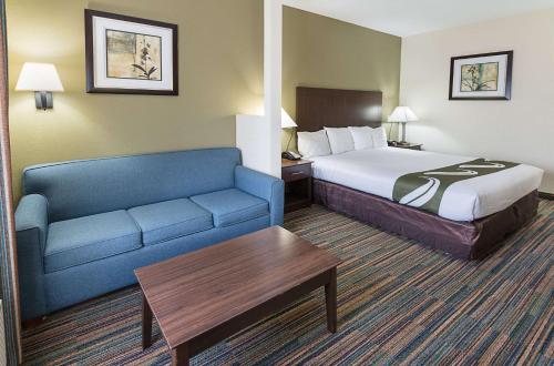坦普尔腾博贝蒙特套房酒店的酒店客房,配有床和沙发