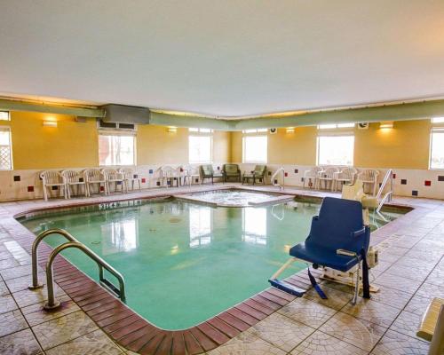 布伦纳姆布伦纳姆康福特套房酒店的一间酒店客房内的游泳池,带蓝色椅子