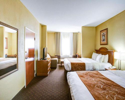 布伦纳姆布伦纳姆康福特套房酒店的酒店客房设有两张床和电视。