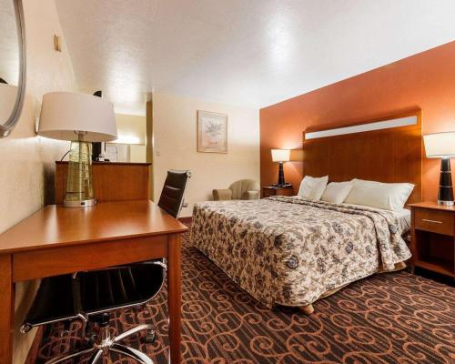 Jasper贾斯珀伊克诺旅馆的配有一张床和一张书桌的酒店客房