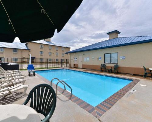 Quality Inn & Suites Wichita Falls I-44内部或周边的泳池