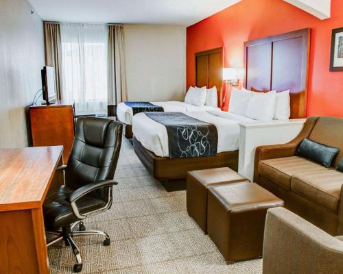 泰勒Comfort Suites Tyler South的酒店客房配有两张床和一张书桌