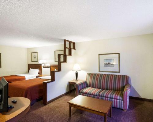 圣安东尼奥Rodeway Inn & Suites South of Fiesta Park的酒店客房,配有床和沙发