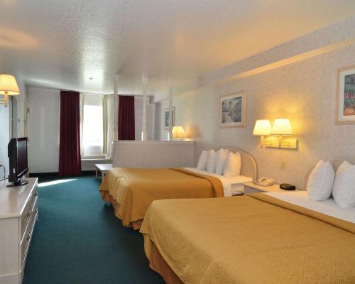 圣安东尼奥市区南部伊科诺洛奇酒店的一间酒店客房,设有三张床和一台平面电视