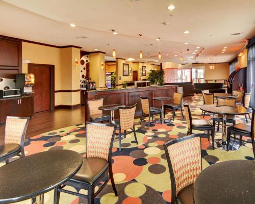 基尔戈基尔戈康福特套房酒店的一间铺着地毯的餐厅,配有桌椅