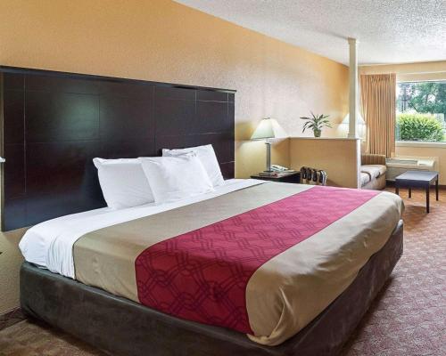 圣安东尼奥Econo Lodge Inn & Suites Downtown Northeast near Fort Sam Houston的一张大床,位于酒店客房内