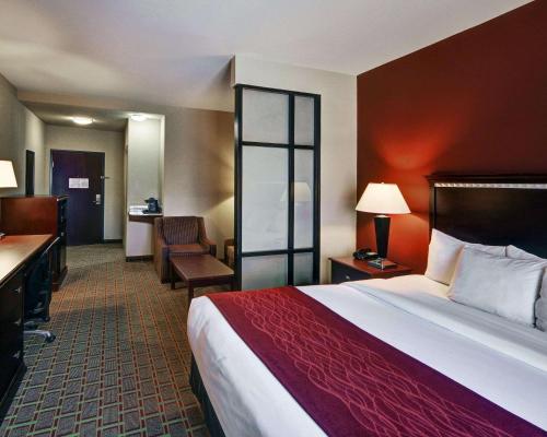 Comfort Suites Lake Worth客房内的一张或多张床位