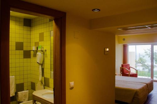 奥埃拉斯奥埃拉什因娜酒店的客房设有带一张床和浴缸的浴室。