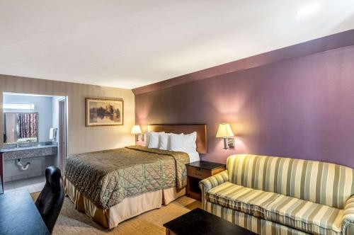 阿林顿罗德威阿灵顿旅馆的酒店客房,配有床和沙发