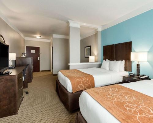 凯蒂凯蒂康福特套房酒店的酒店客房设有两张床和一台平面电视。