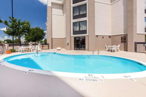 威奇托福尔斯Comfort Inn Wichita Falls North的建筑物旁没有饮用标志的游泳池