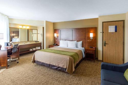 威奇托福尔斯Comfort Inn Wichita Falls North的酒店客房设有一张大床和一张书桌。
