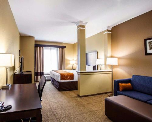 休斯顿休斯顿西北Cy-Fair康富特套房酒店的酒店客房,配有床和沙发