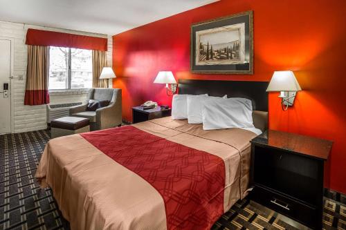 盐湖城盐湖城市中心伊克诺旅店的酒店客房,配有床和电视