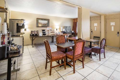 盐湖城盐湖城市中心伊克诺旅店的一间带桌椅的用餐室和一间厨房