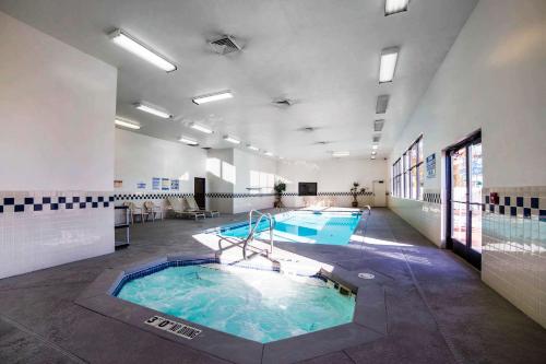 德雷珀德拉普品质酒店的大楼内的大型室内游泳池
