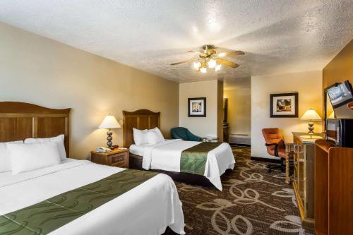 Quality Inn Bryce Canyon客房内的一张或多张床位