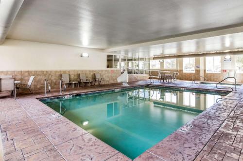 普罗沃Sleep Inn Provo near University的在酒店房间的一个大型游泳池