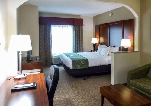 塞勒姆里奇伍德农场凯富套房旅馆的酒店客房设有一张大床和一张书桌。