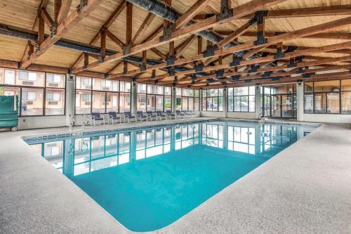 雪松城Quality Inn Cedar City - University Area的大楼内一个蓝色的大型游泳池
