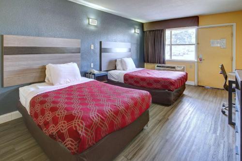 诺福克军事圈伊克诺旅馆的酒店客房设有两张床和窗户。
