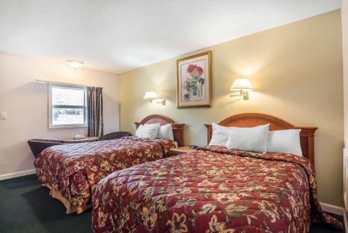 贝洛斯福尔斯罗德威旅馆 - 博罗瀑布的酒店客房设有两张床和窗户。