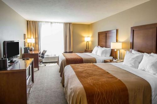 斯波坎谷斯波坎康福特茵酒店及套房的酒店客房设有两张床和一台平面电视。