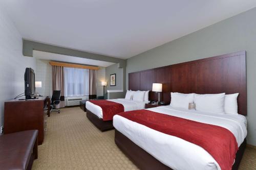 塔奇拉Comfort Suites Airport Tukwila Seattle的酒店客房设有两张床和一台平面电视。
