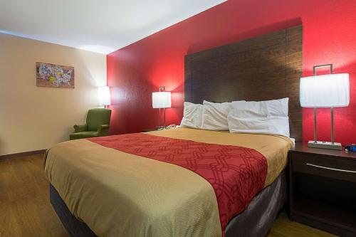Buckley巴克利爱科诺酒店的酒店客房,设有一张红色墙壁的床