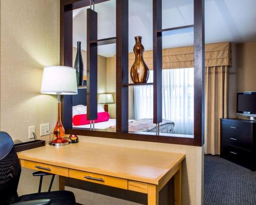 阿普尔顿阿普尔顿坎布里亚套房酒店的酒店客房设有一张书桌和一面大镜子