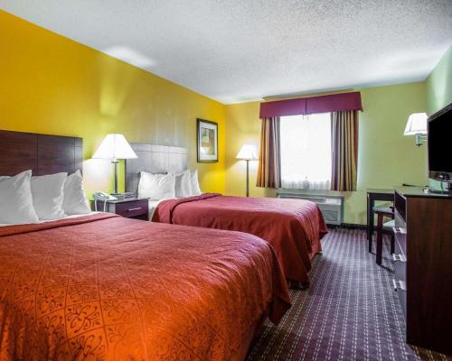 Mosinee威斯康星中部机场品质酒店的酒店客房设有两张床和窗户。