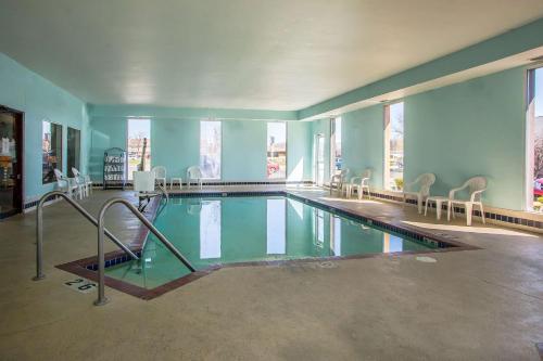 维斯特本德品质套房酒店内部或周边的泳池