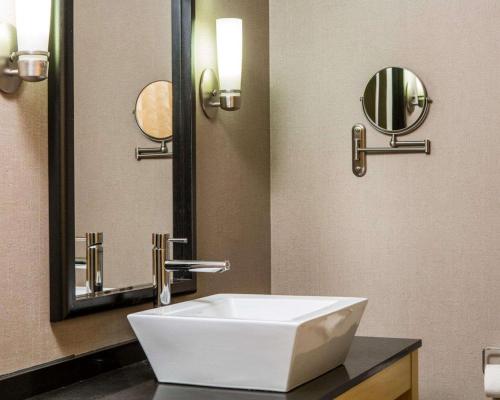 阿普尔顿阿普尔顿坎布里亚套房酒店的浴室设有白色水槽和镜子