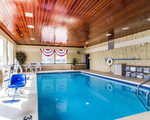 拉克罗斯拉克鲁斯品质酒店的一个带大型游泳池的泳池间