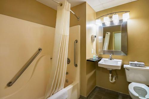 费尔蒙特品质酒店的一间浴室