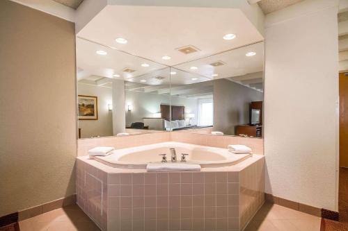 麦迪逊麦迪逊机场康福特茵酒店 的一间带浴缸和大镜子的浴室
