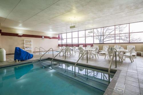 麦迪逊麦迪逊机场康福特茵酒店 的一个带桌椅的游泳池