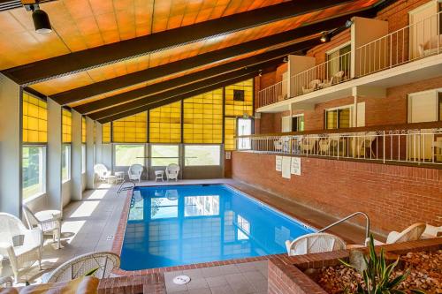哈珀斯费里哈泊斯费里克拉里翁酒店的一座大楼中央的游泳池