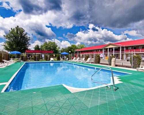 费耶特维尔新河峡品质酒店的酒店前方的大型游泳池