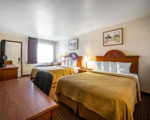 谢里登谢里登品质酒店的酒店客房设有两张床和一张桌子。