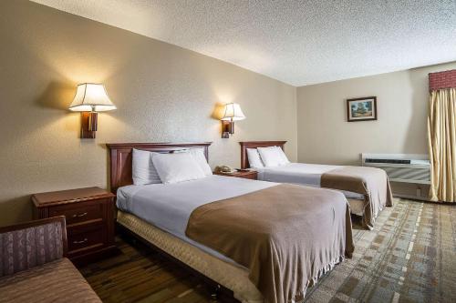 夏延Rodeway Inn Cheyenne I-80 East的酒店客房,设有两张床和一张沙发