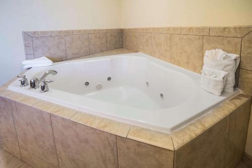 罗克斯普林Comfort Inn & Suites Rock Springs-Green River的浴室内设有大型白色浴缸。
