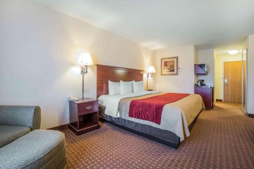 罗克斯普林Comfort Inn & Suites Rock Springs-Green River的酒店客房设有一张大床和一张沙发。