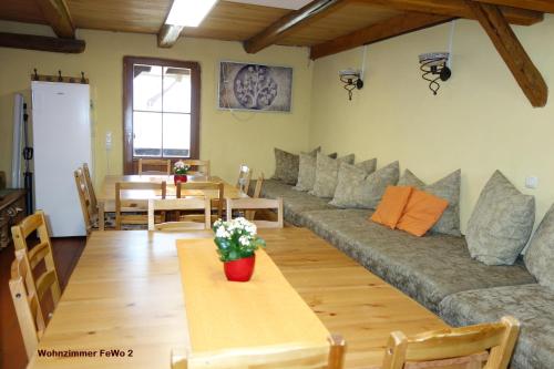 Kahla林迪希莱姆霍夫公寓的客厅配有沙发和桌子
