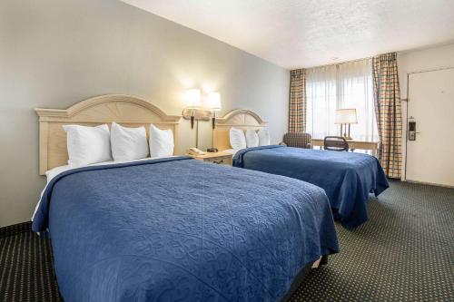 罗克斯普林罗克斯普林斯品质酒店的酒店客房,配有两张带蓝色床单的床