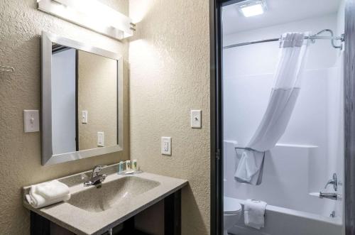 Great Bend大本德美国最佳价值旅馆的浴室配有盥洗盆和带镜子的淋浴